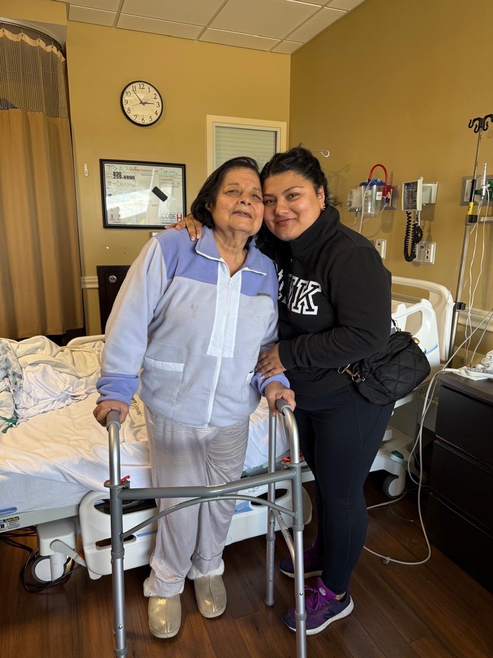 Ayuda a mi abuelita Ada con su rehabilitacion. campaign photo, 4 of 7