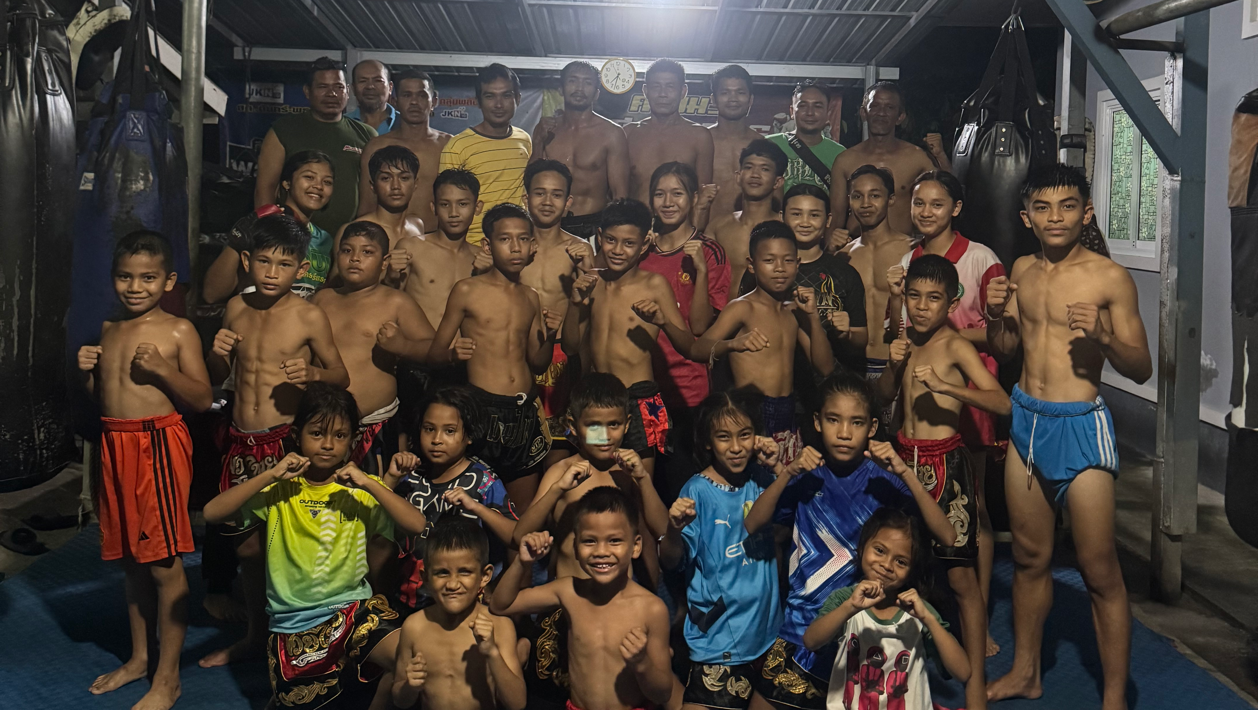 Material deportivo para los niños del campo Sor Seksan photo