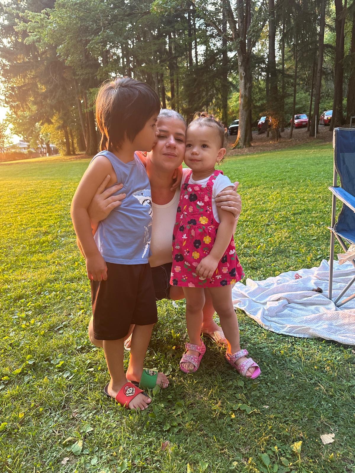Edilaine e seus dois pequenos campaign photo, 5 of 8