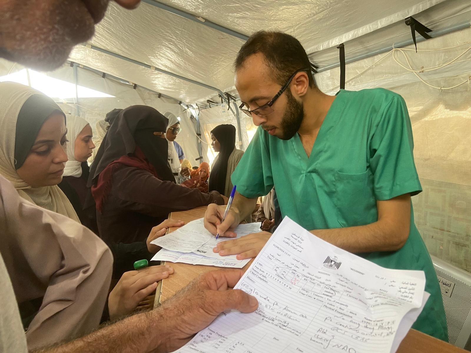 Foto de la recaudación de fondos Help Dr. Jehad save lives and survive with his family, 2 de 8