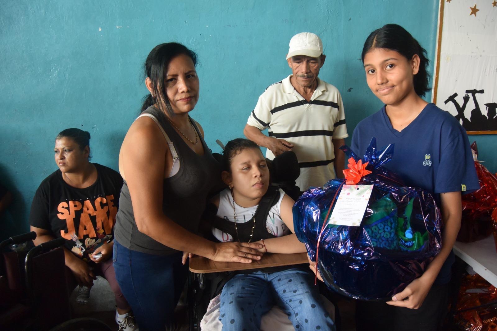 “Navidad con Propósito: Ayuda a Niños con Discapacidades” campaign photo, 5 of 8
