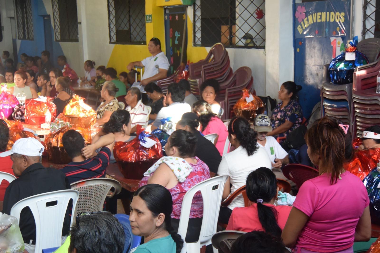 “Navidad con Propósito: Ayuda a Niños con Discapacidades” campaign photo, 7 of 8
