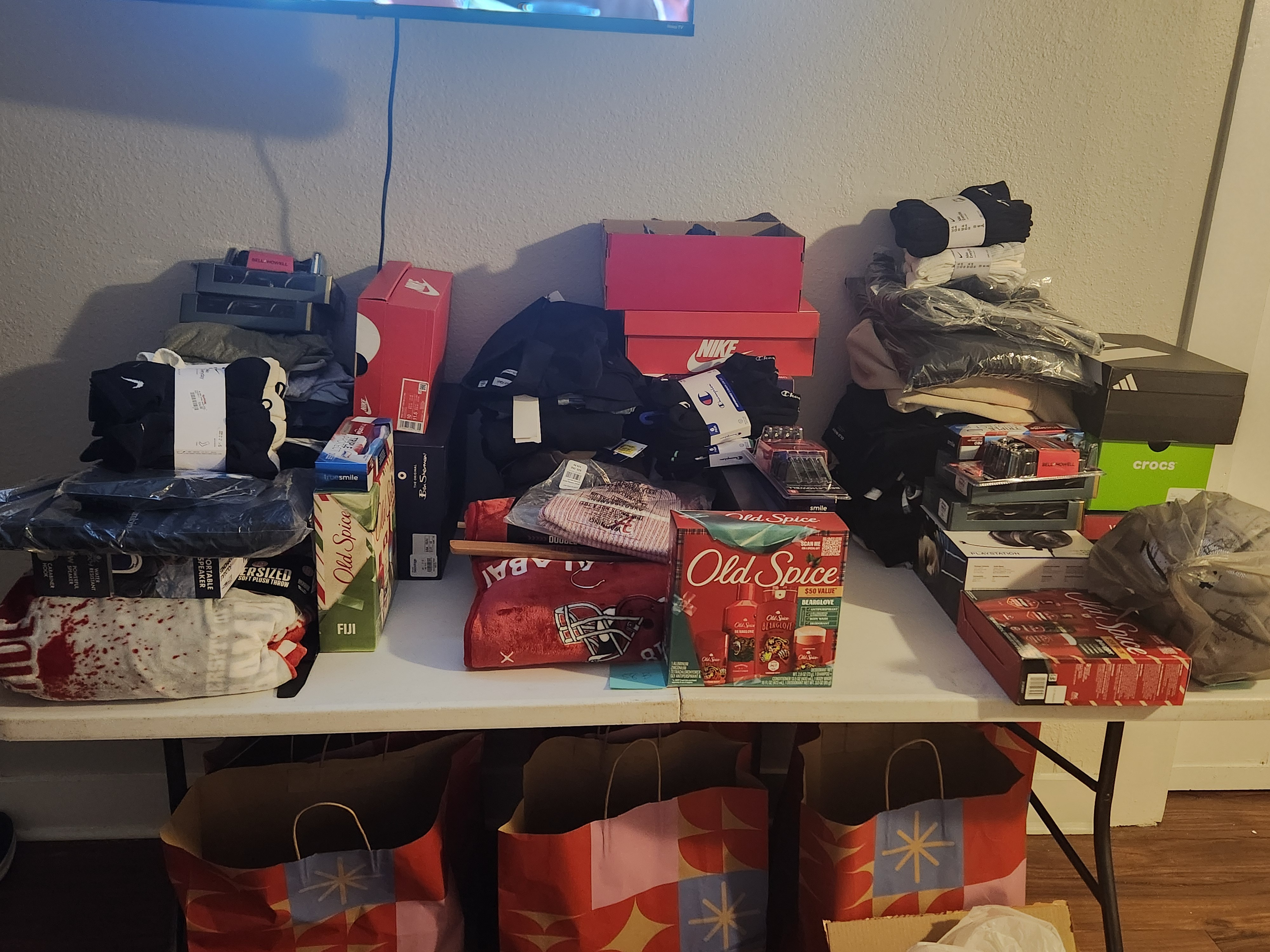 Support Zayne's Senior Project: Christmas for Kids campaign photo, 4 of 7