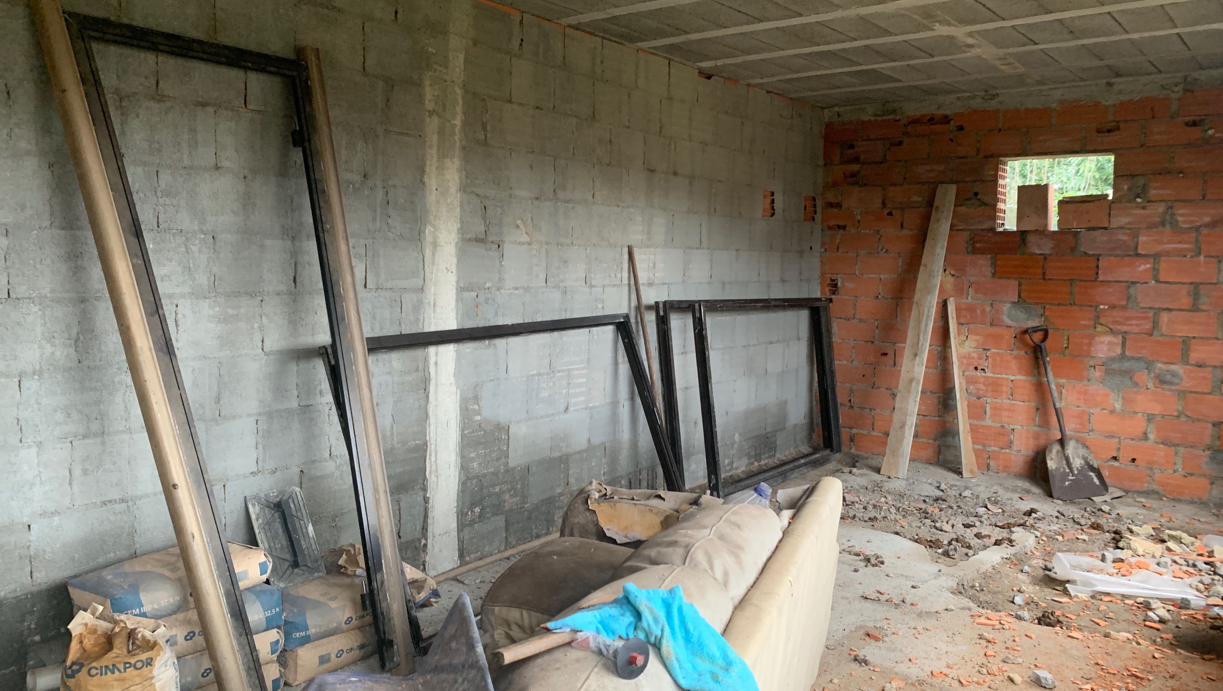 Espaço para recolher e ajudar patudos que precisam de abrigo photo