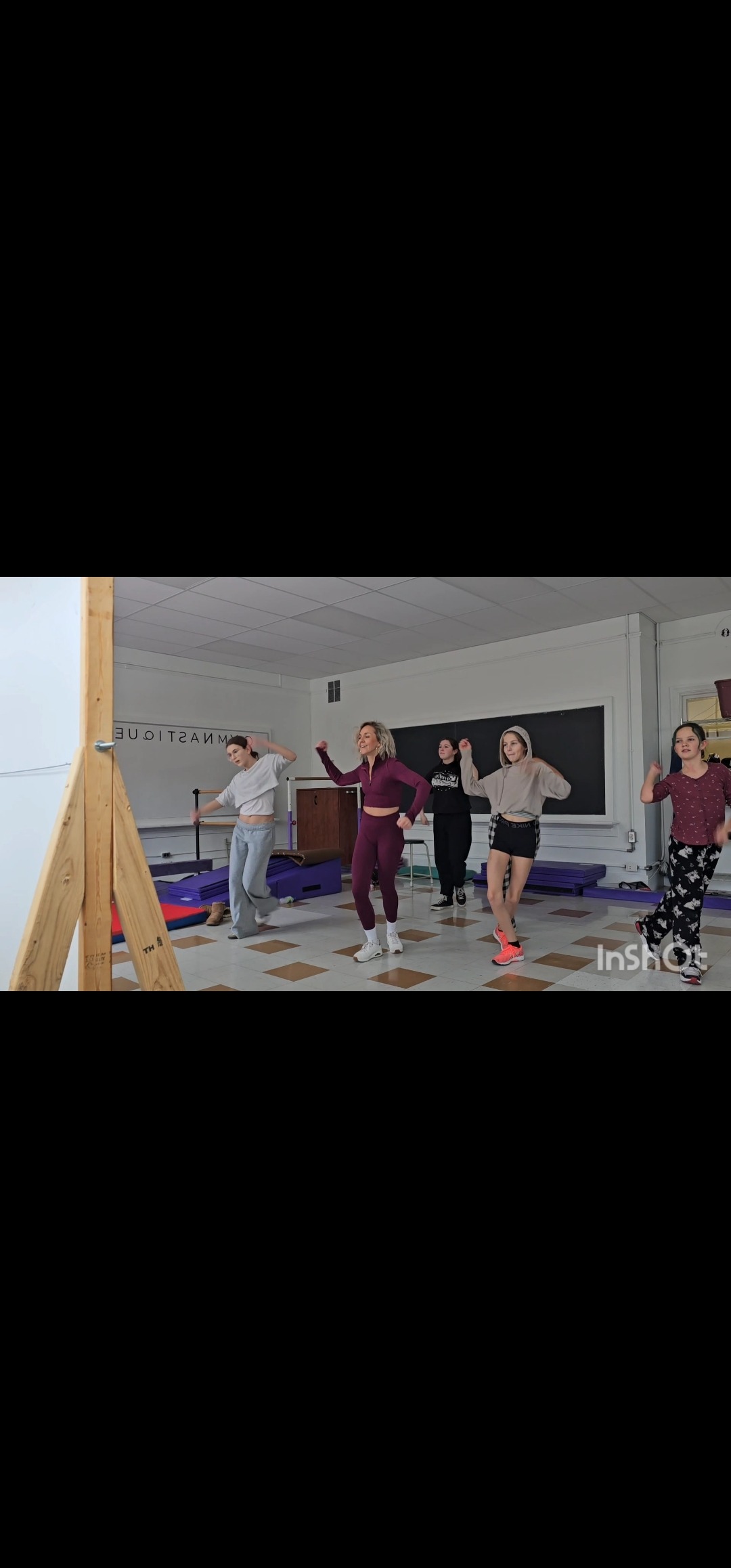 Achat de miroirs pour l'option danse! campaign photo, 6 of 7