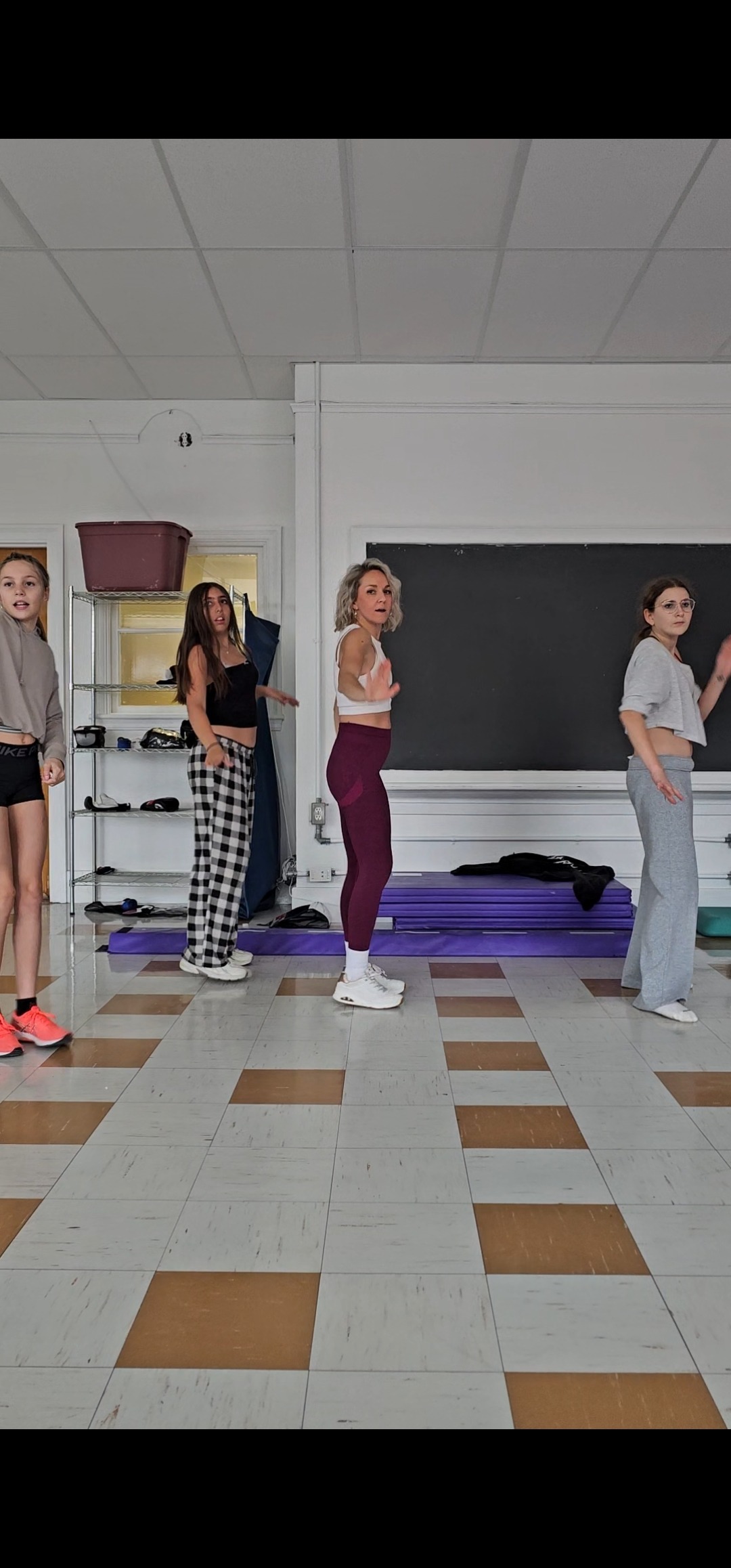 Achat de miroirs pour l'option danse! campaign photo, 4 of 7