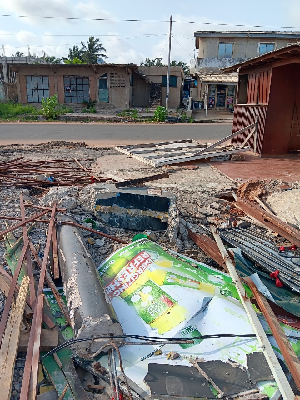 DREAMLAND IN GHANA COMPLEET AFGEBROKEN EN GEPLUNDERD campaign photo, 5 of 7