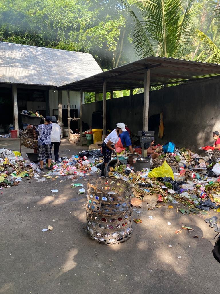 Solving the insane Bali waste problem, one project at a time campaign photo, 5 of 8