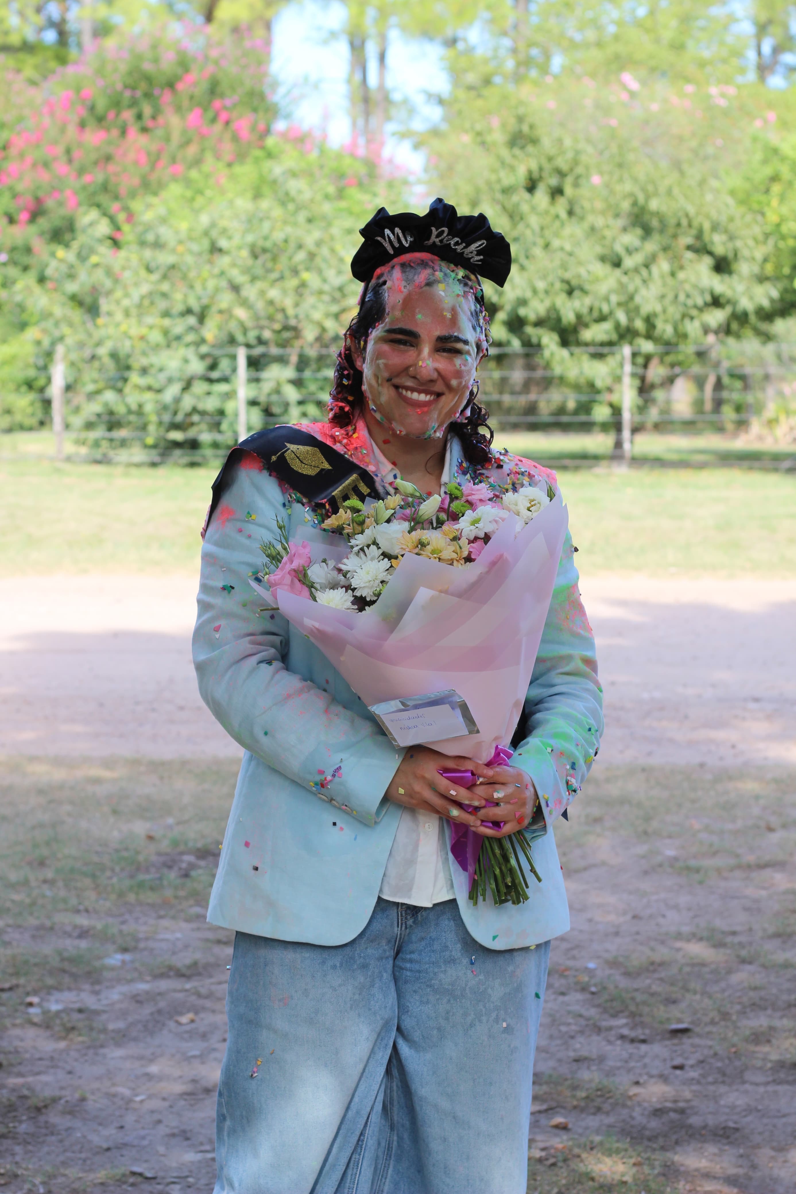 Endeudada por una carrera campaign photo, 6 of 8