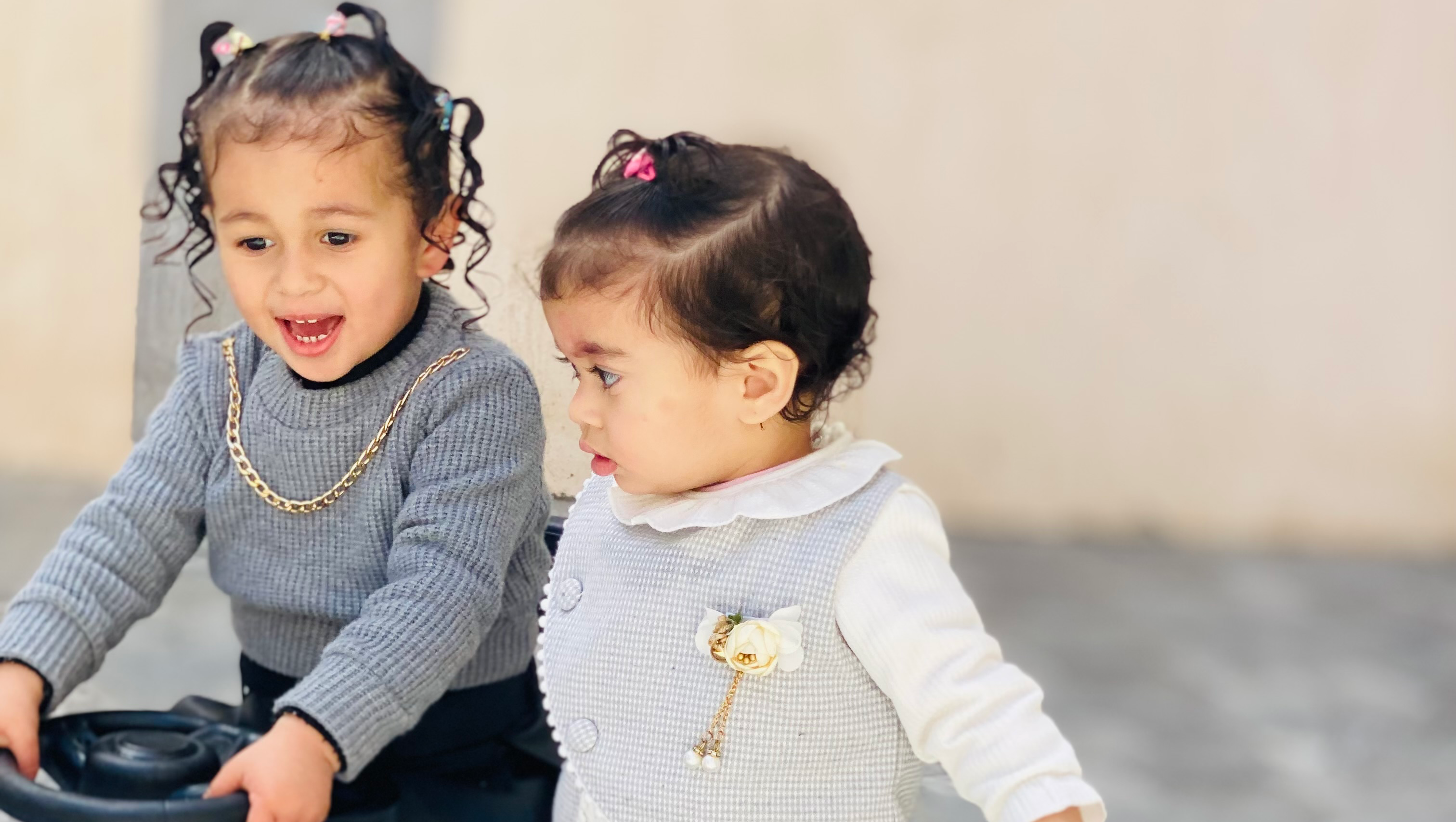 ساندو وساعدو اختكم من غزه ام لابنتين بلا معيل photo