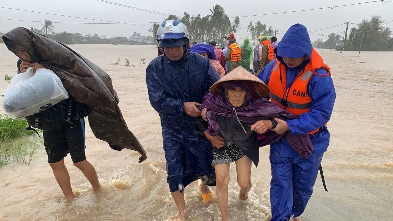 Flood Relief in Phu Yen Province, Vietnam campaign photo, 7 of 8