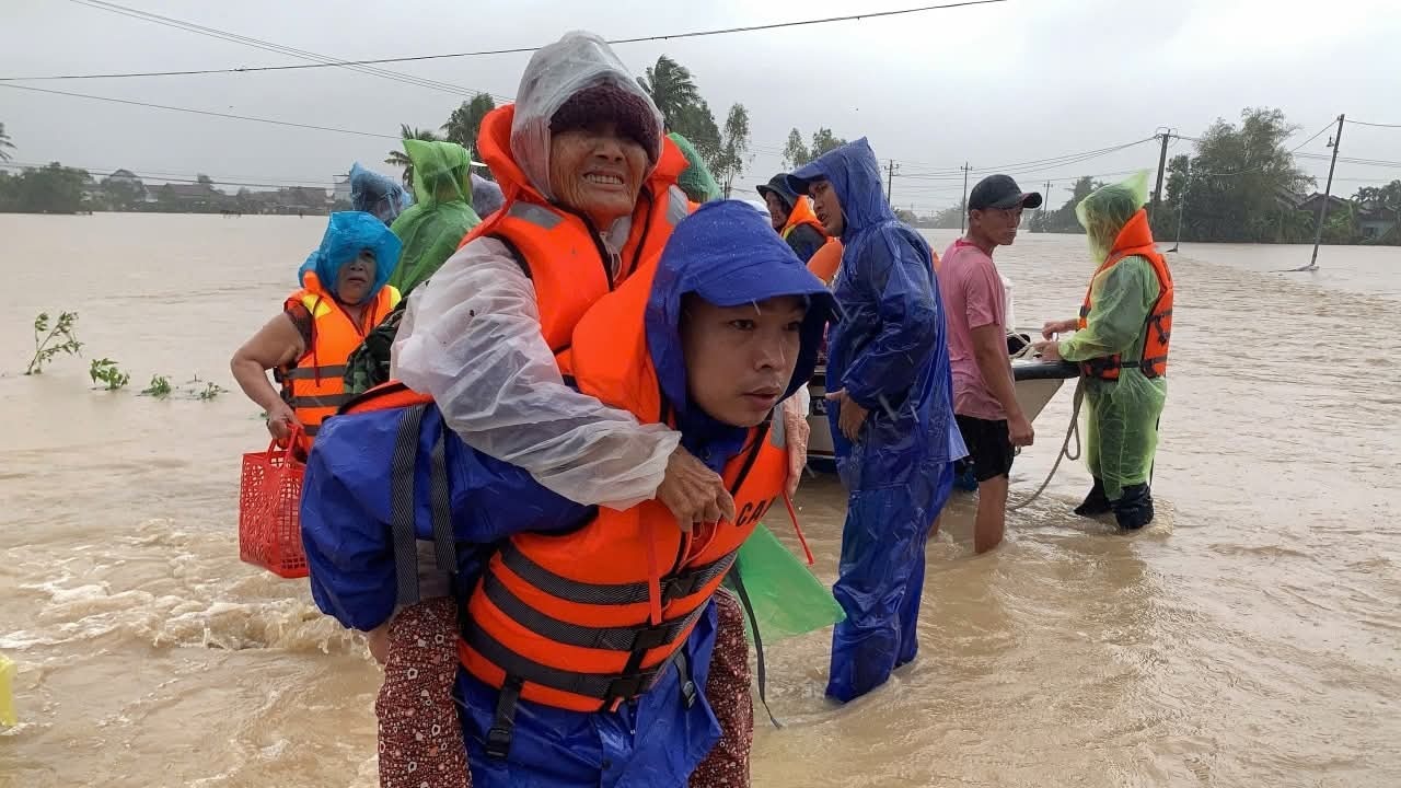 Flood Relief in Phu Yen Province, Vietnam campaign photo, 5 of 8