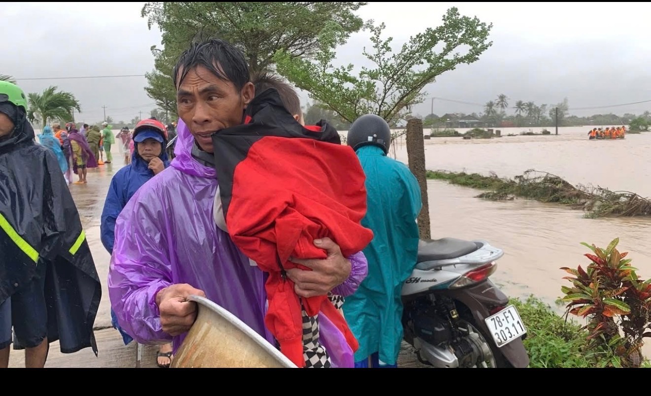 Phú Yên  flood-victims ( Bà con vùng lũ tỉnh Phú Yên) campaign photo, 6 of 7