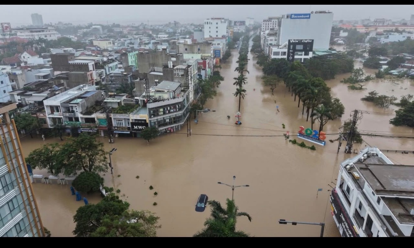 Phú Yên  flood-victims ( Bà con vùng lũ tỉnh Phú Yên) campaign photo, 2 of 7