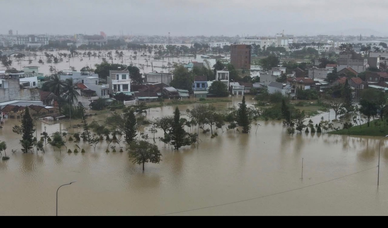 Phú Yên  flood-victims ( Bà con vùng lũ tỉnh Phú Yên) campaign photo, 4 of 7