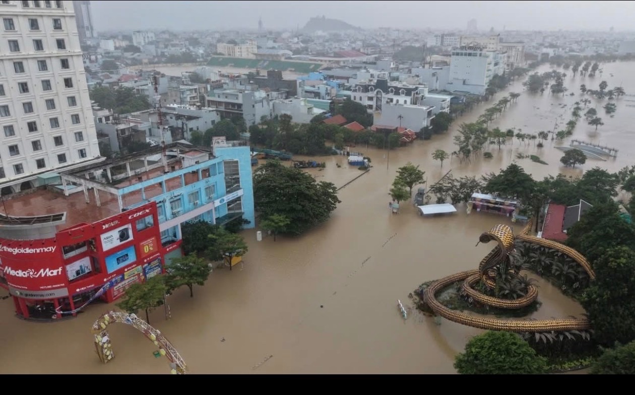 Phú Yên  flood-victims ( Bà con vùng lũ tỉnh Phú Yên) campaign photo, 5 of 7