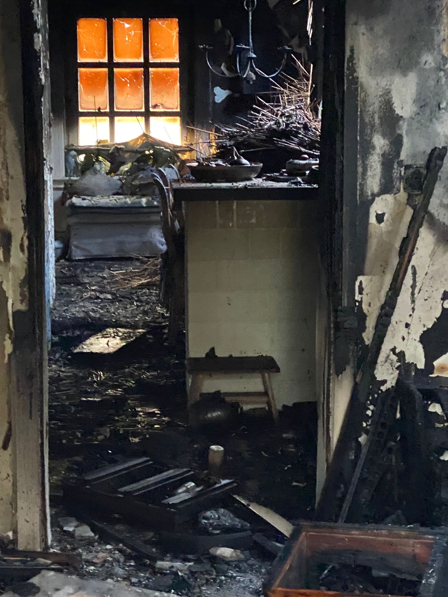 Feuer .meine Oma und Opa verlieren ihr geliebtes zu Hause campaign photo, 7 of 8