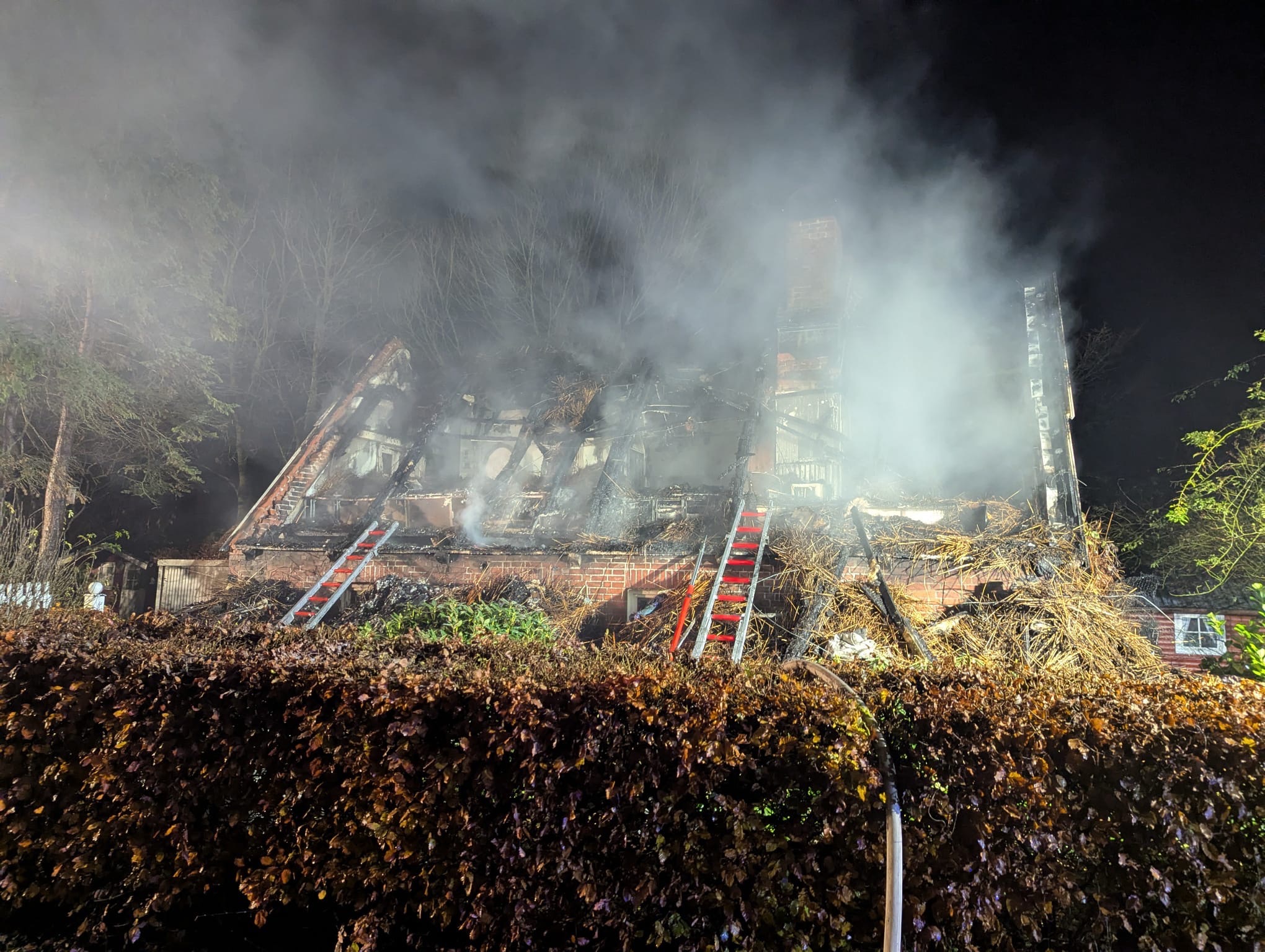 Feuer .meine Oma und Opa verlieren ihr geliebtes zu Hause campaign photo, 4 of 8