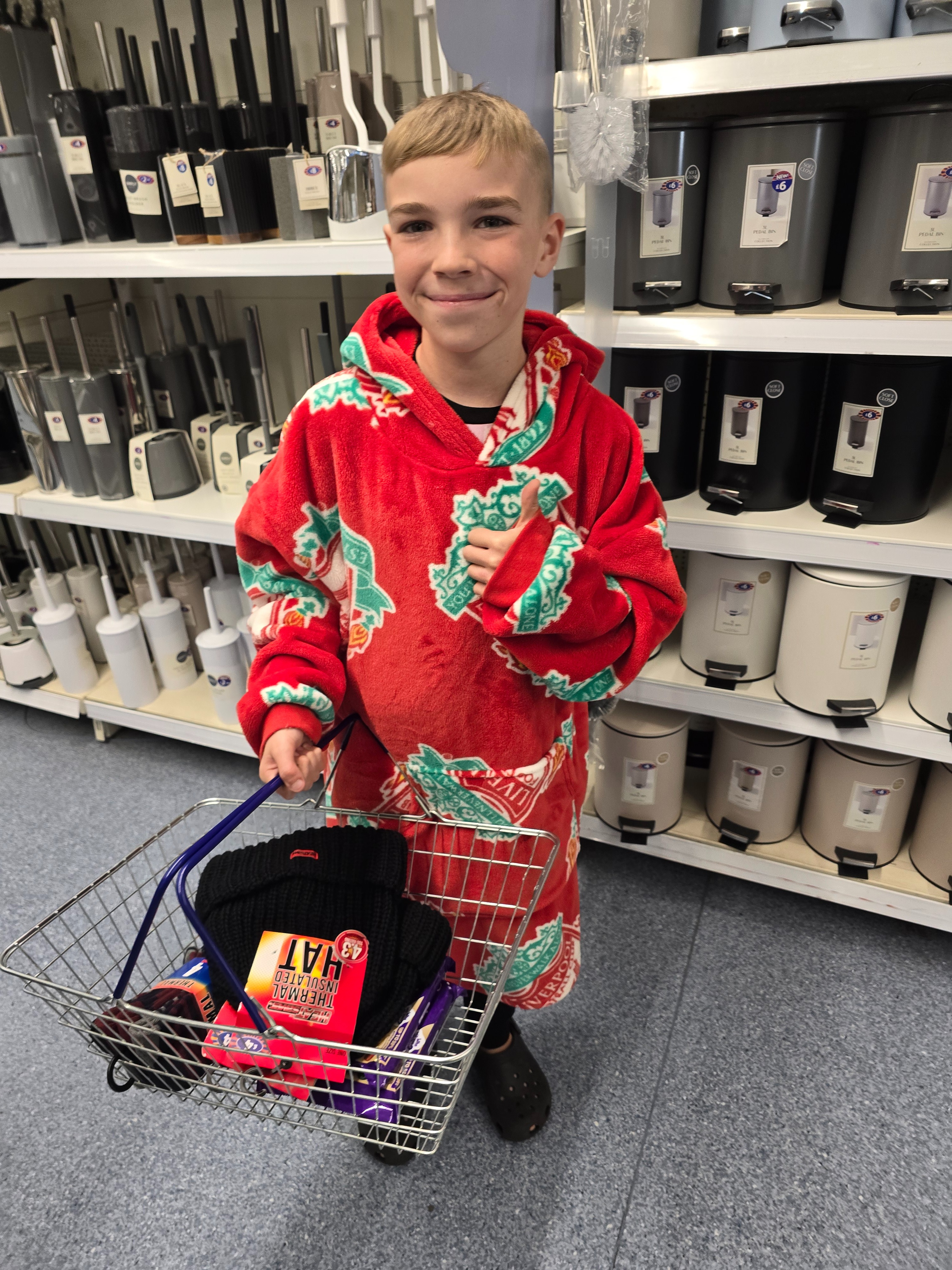 Loui's Christmas spirits for the homeless campaign photo, 5 of 6