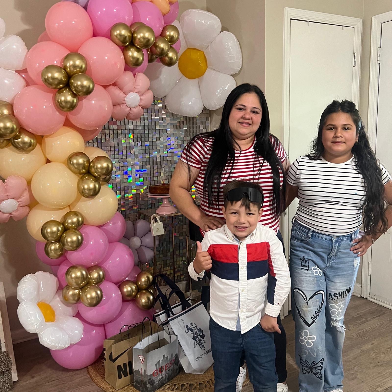 Ayuda a una mamá soltera que está detenida por migración campaign photo, 2 of 4