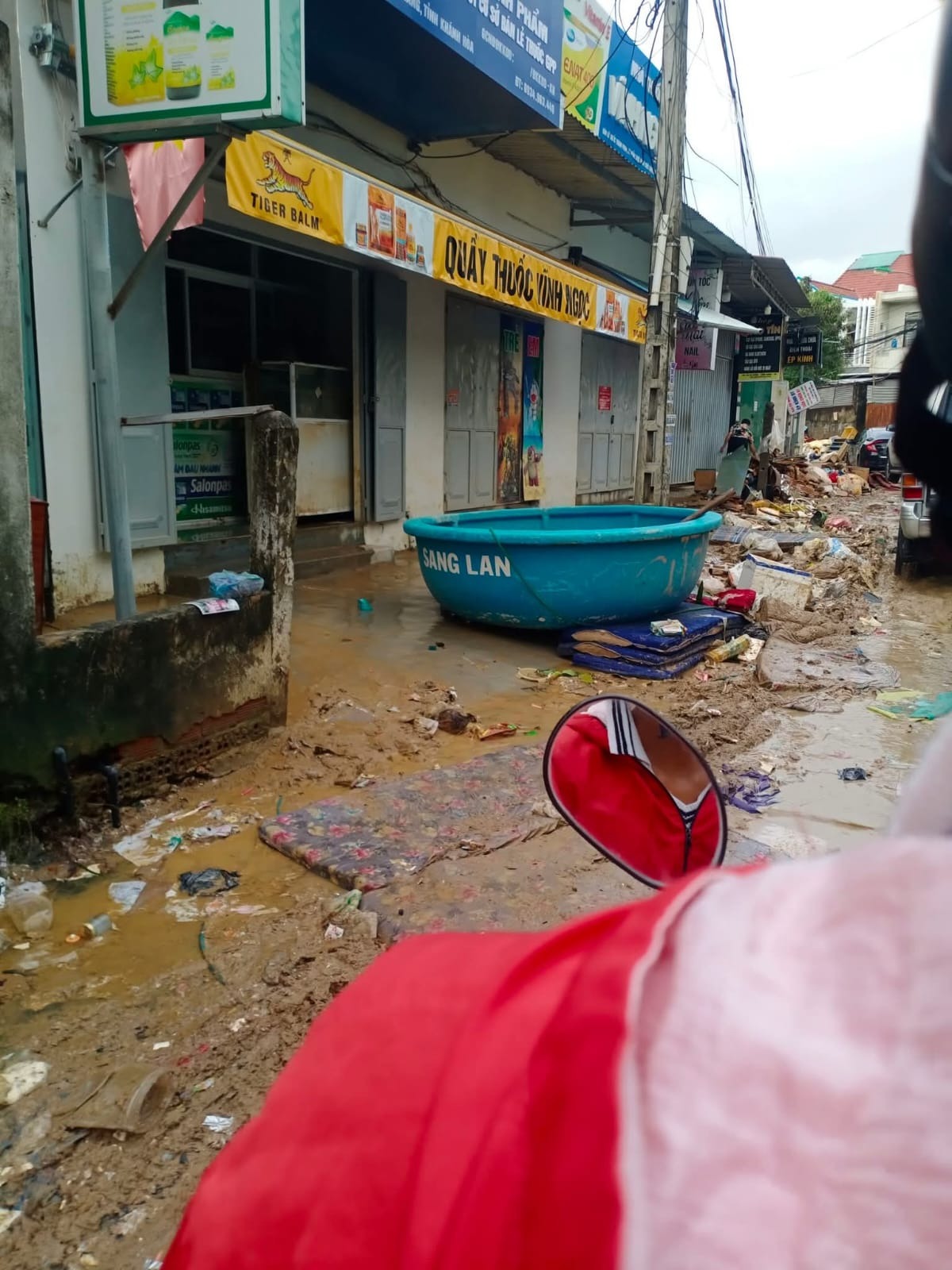 Help Bring Aid To Flooded Nha Trang and Central Vietnam campaign photo, 4 of 5