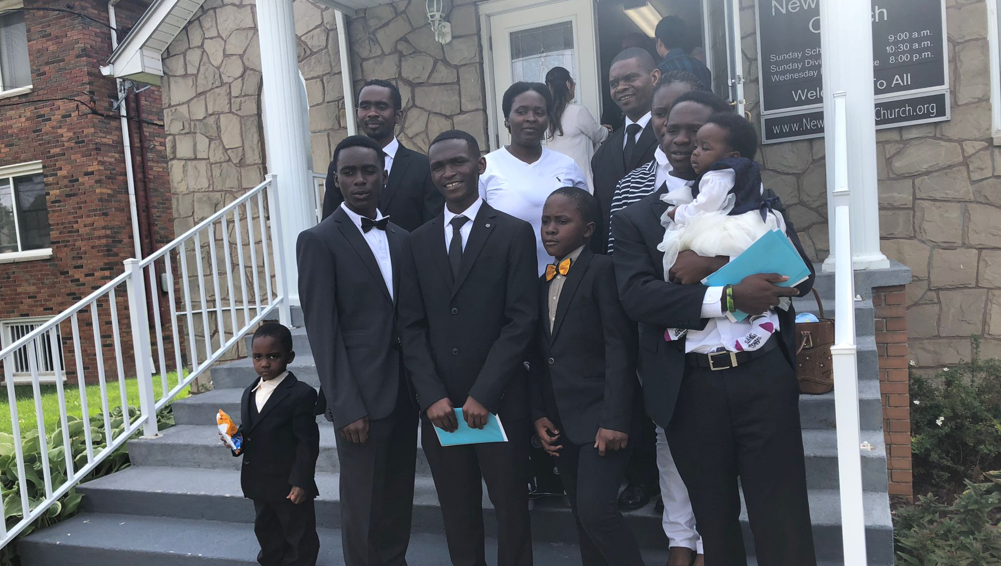 Help the Safari family get back into a home for Christmas photo