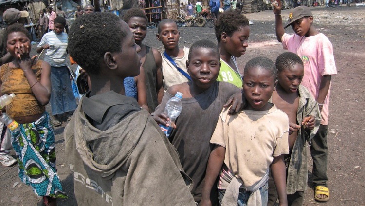Donate to help the children in the street for Christmas photo