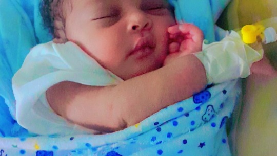 Aide un enfant malade d.un infection du sang severe photo