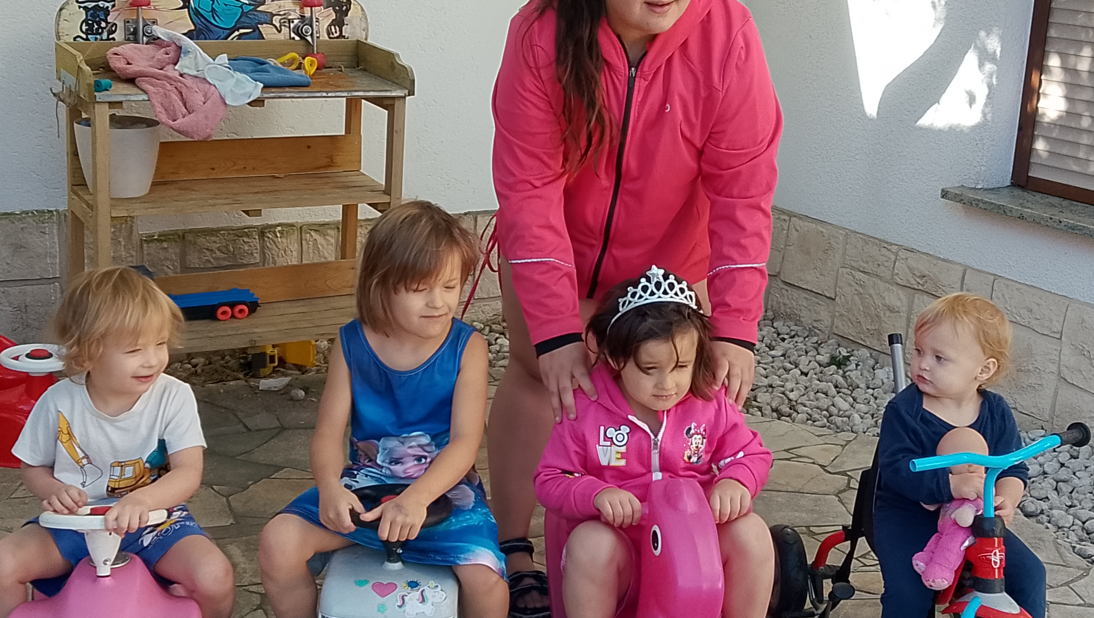 Familie die dringend ein Fahrzeug braucht photo