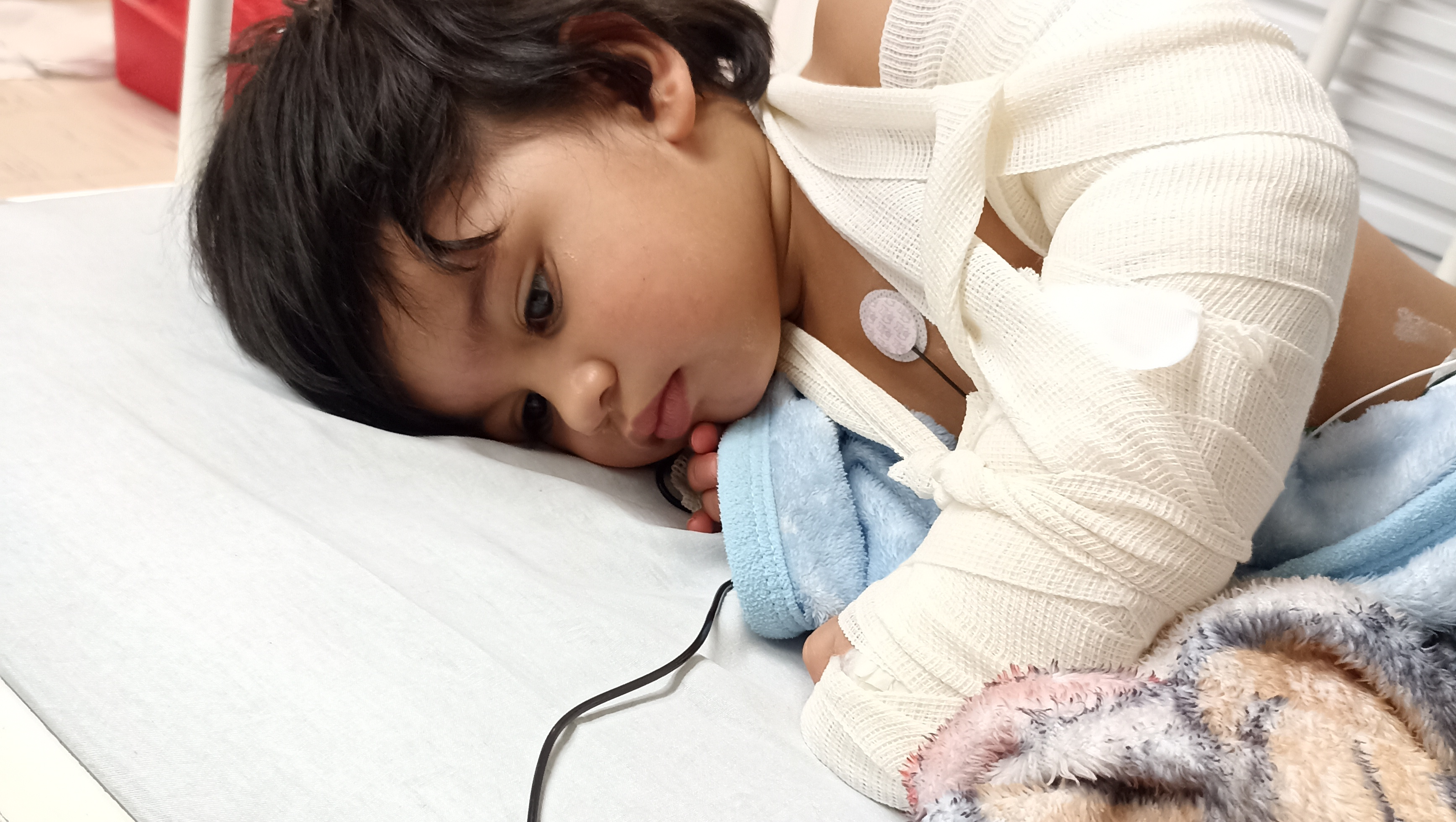 AYUDA A EITHAN A QUE LO OPEREN DE SU BRAZO