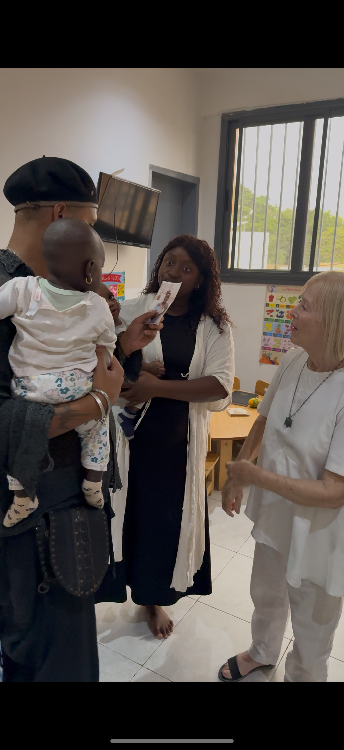 Let's help together La Maison Rose, campaign photo, 2 of 5
