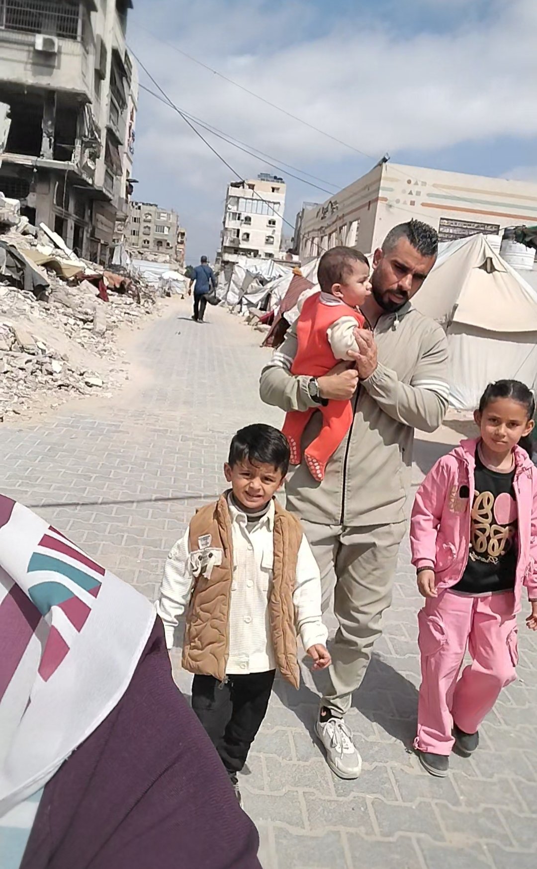 Three children -including a newborn- trying to survive ... campaign photo, 6 of 8