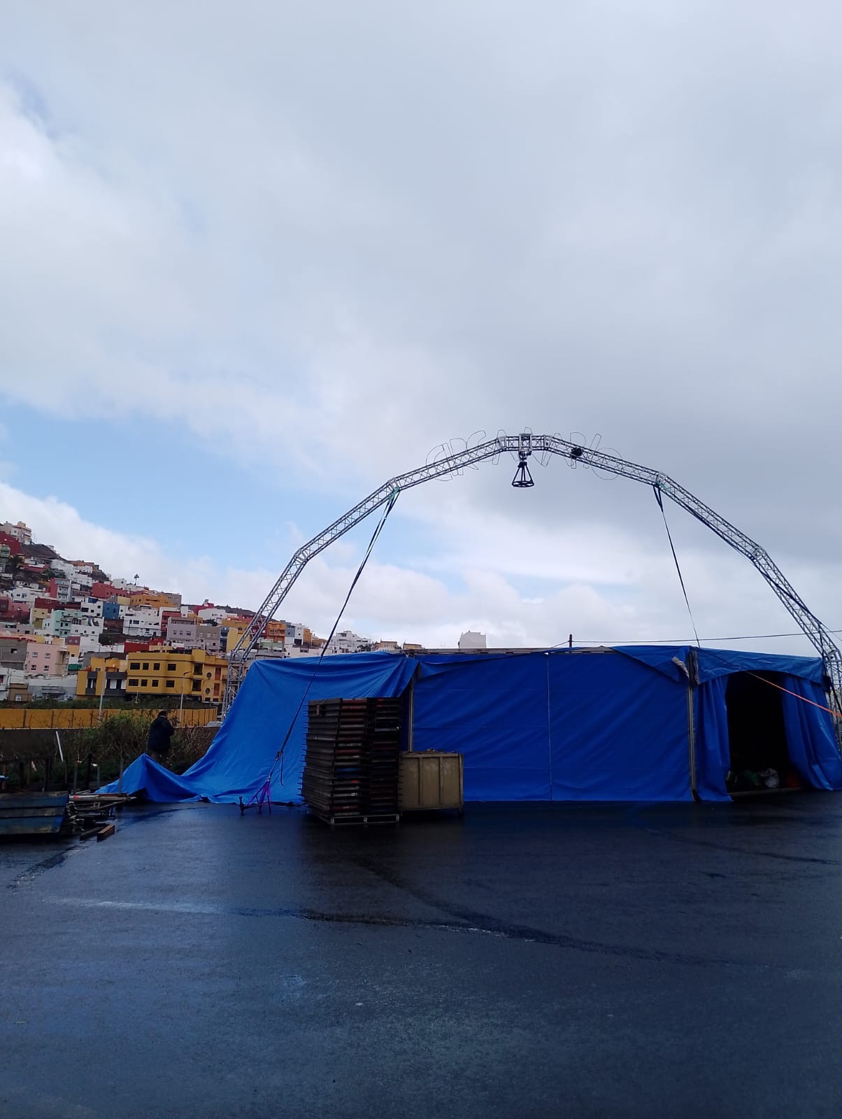 La borrasca rompió nuestra carpa, no nuestro circo. campaign photo, 2 of 6