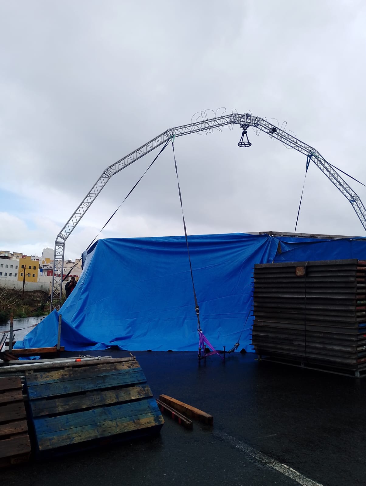 La borrasca rompió nuestra carpa, no nuestro circo. campaign photo, 5 of 6