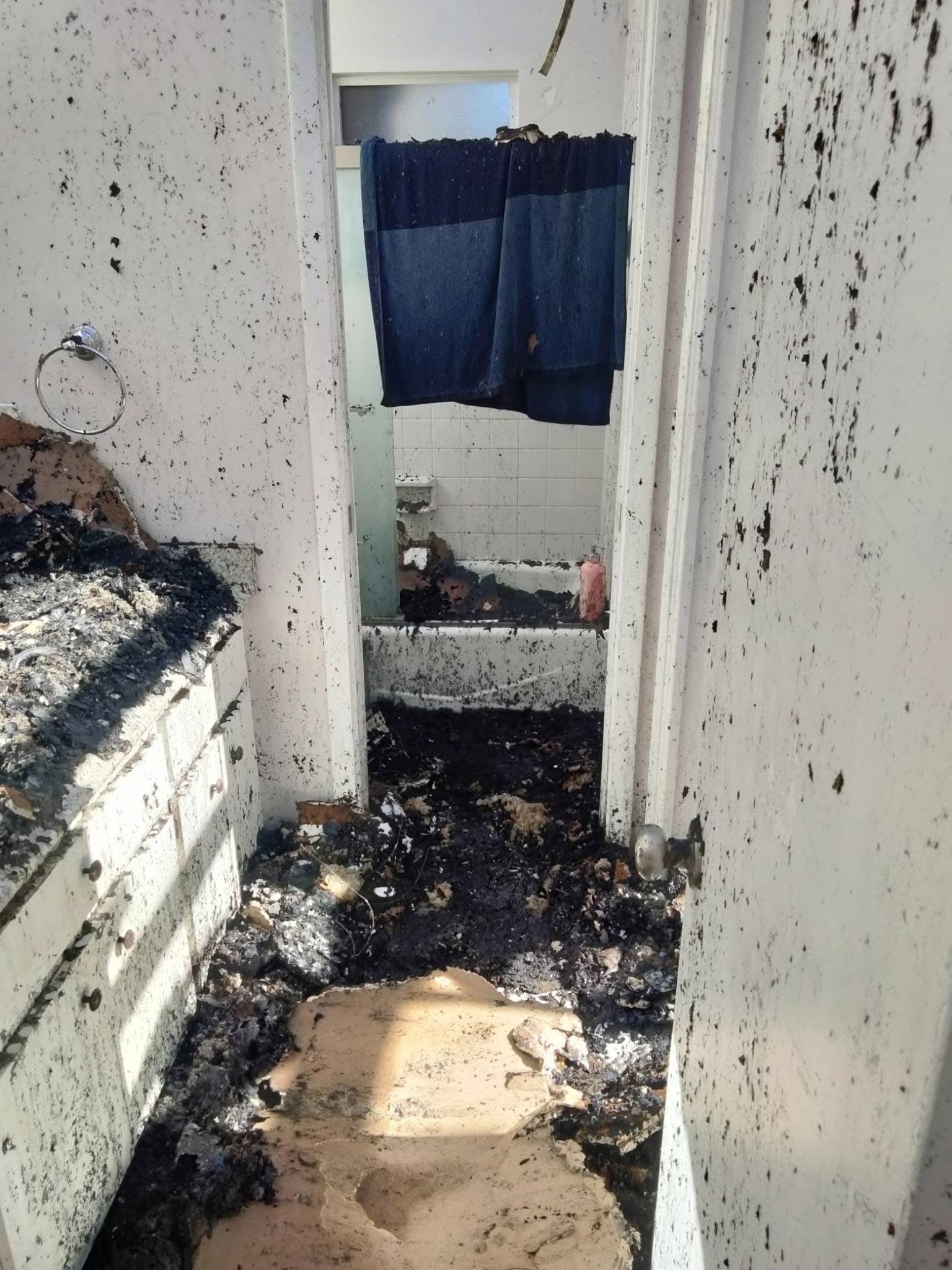 Plz help my Niece & her teens: Devastating Fire LOST ALL campaign photo, 2 of 8