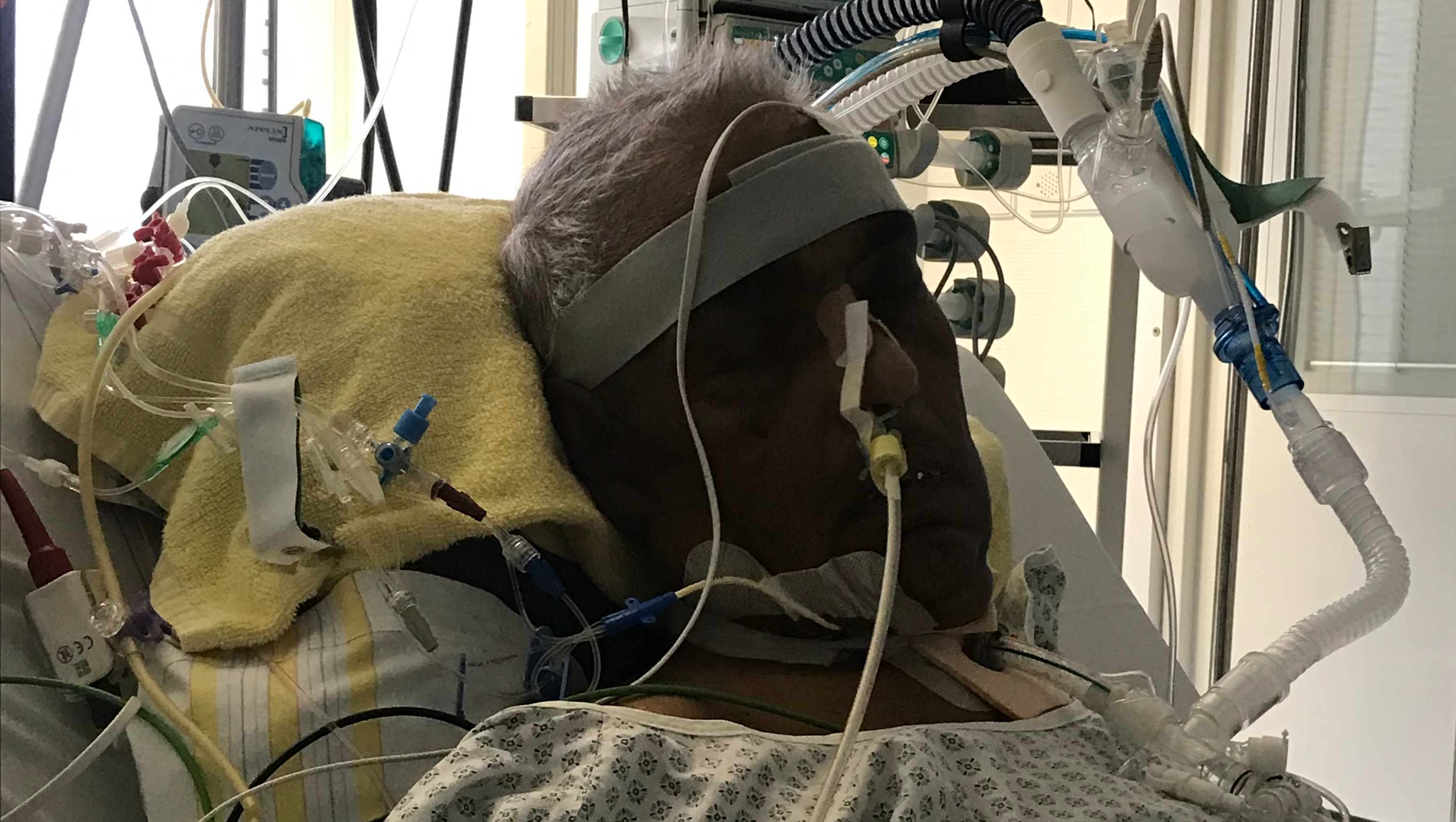 Hilfe für einen Freund der durch Krankheit in Not ist photo