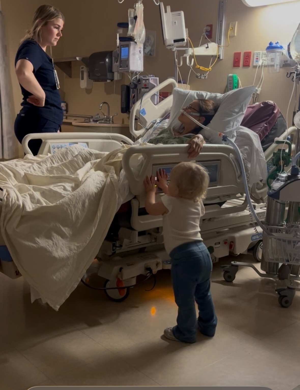 Help My Mom & Me: ICU Medical & College Support campaign photo, 2 of 6