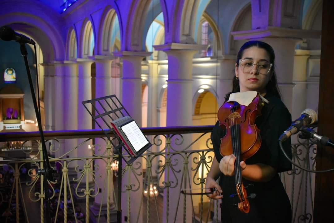 Aiuta Lea per il sostegno agli studi di violino in Italia campaign photo, 4 of 8