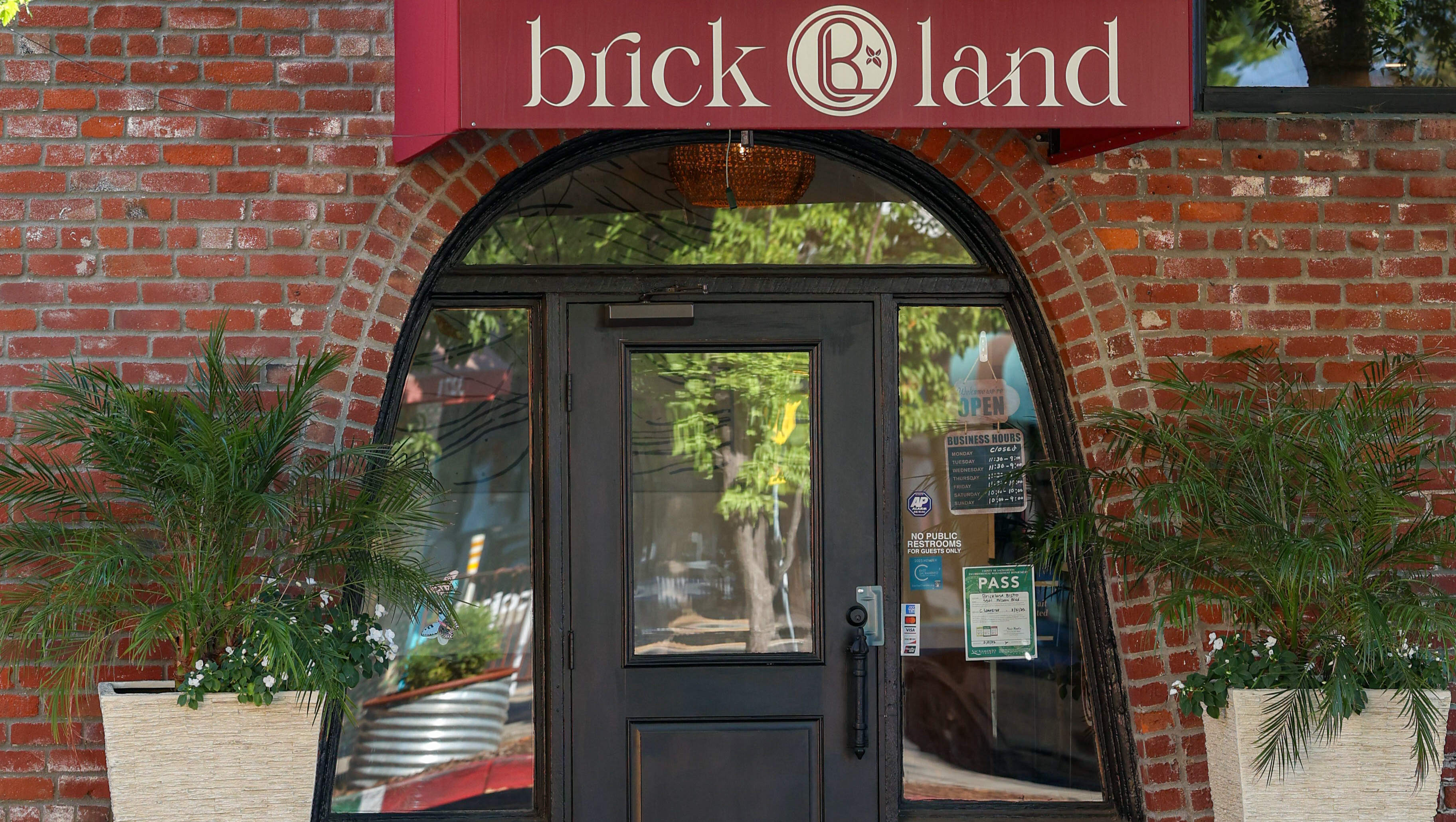 Brickland | Restaurant & Bar