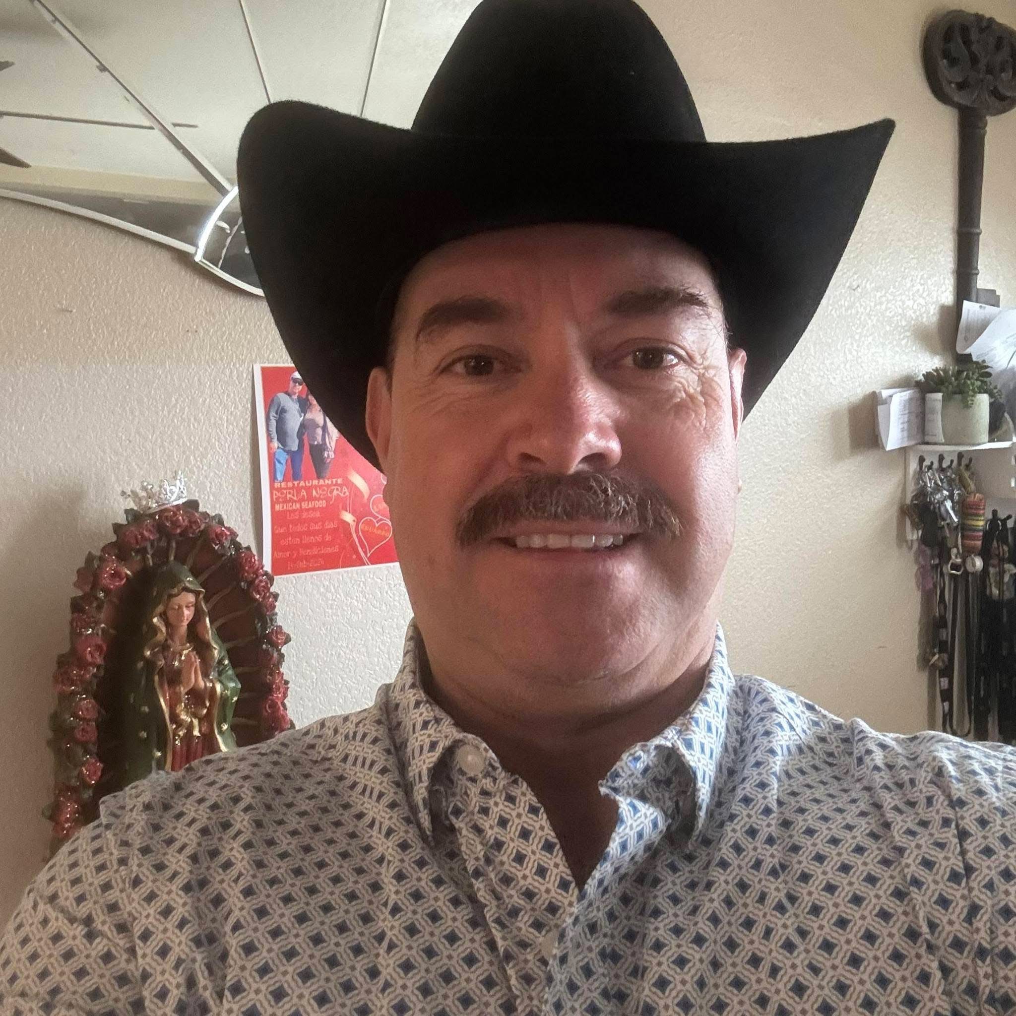 Support Eduardo’s Urgent Back Surgery campaign photo, 2 of 5
