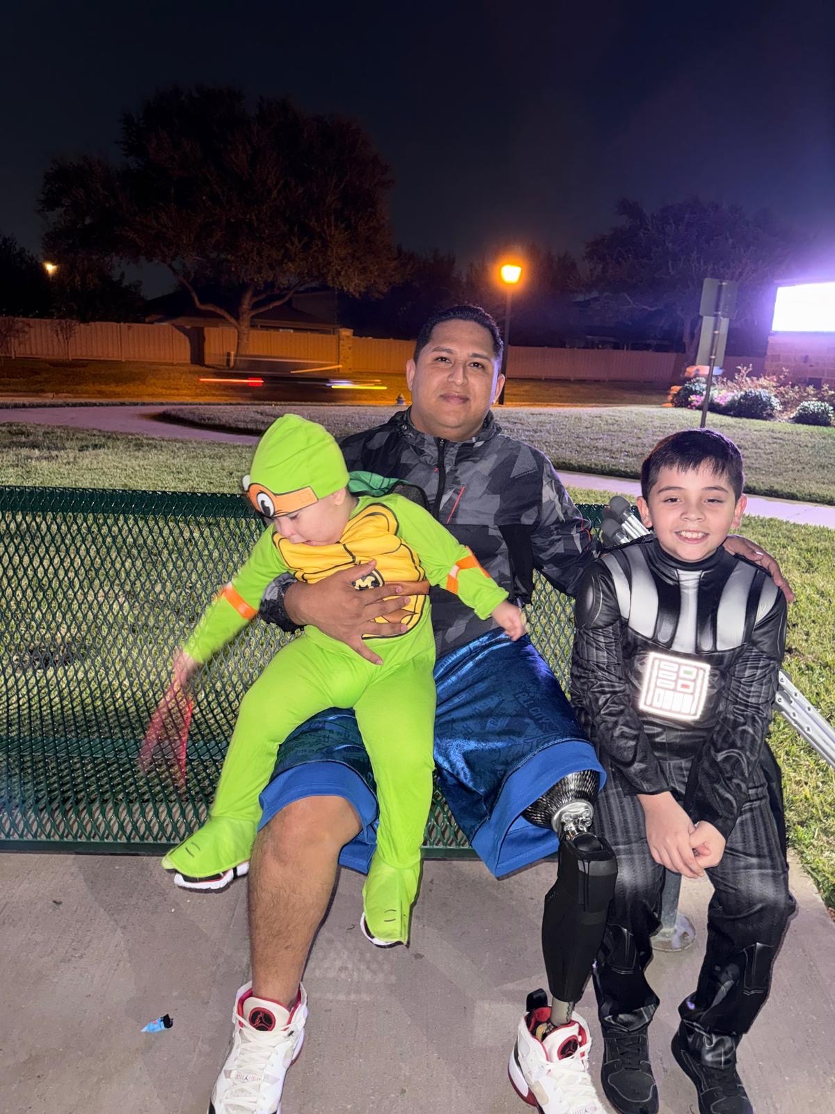 Familia inmigrante mi esposo detenido en ICE discapacitado campaign photo, 6 of 7