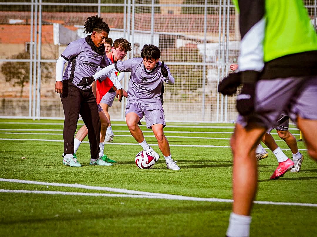Help Y'Sunhing Pursue his soccer career in the UK campaign photo, 4 of 8