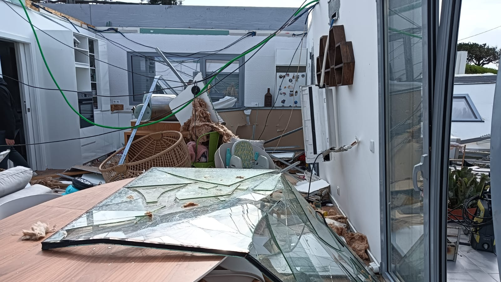 Reconstrução da minha casa destruída pela Tempestade photo