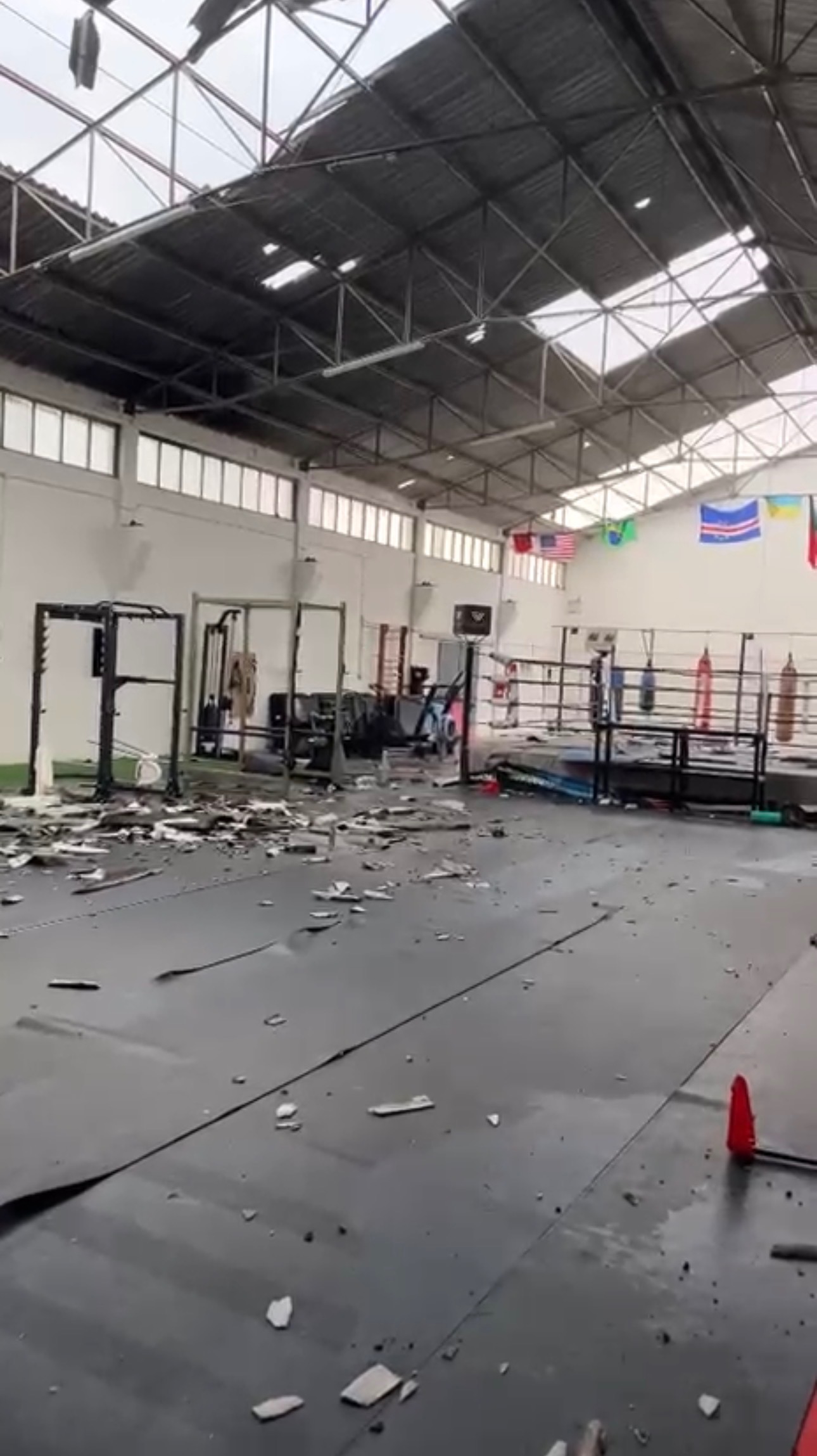 Foto da arrecadação Reconstrução do telhado da Arena DWF, 2 de 5