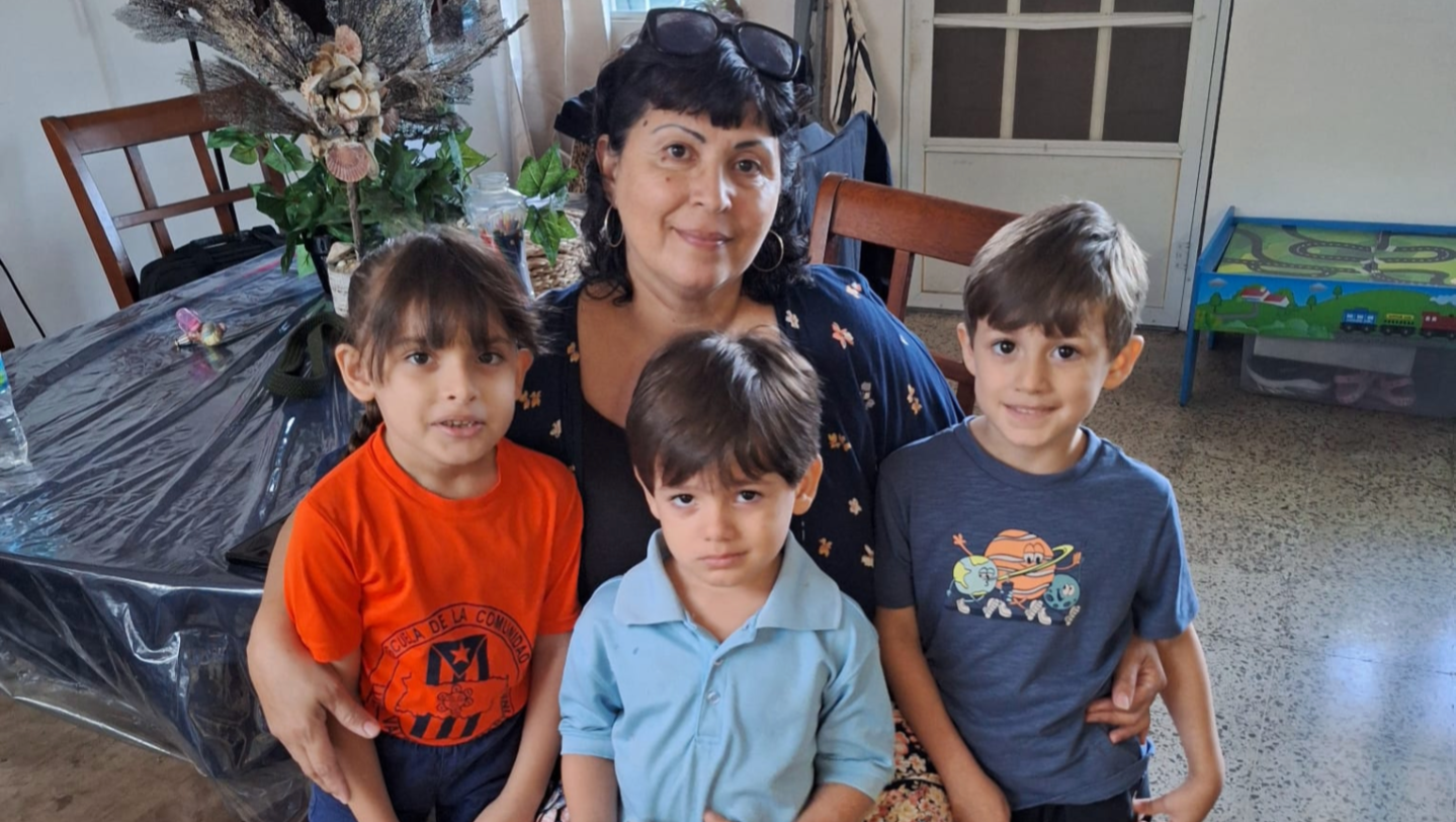 Ayuda a abuela con 3 nietos con autismo. photo